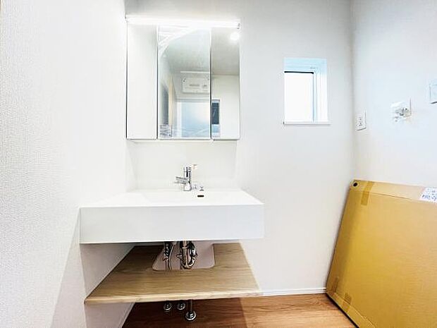 洗面化粧台です。朝の身支度から1日が始まります。