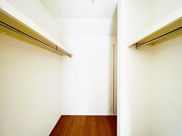 ウォークインクローゼットがあり収納スペースも豊富。季節物もスッキリ片付きそうです。