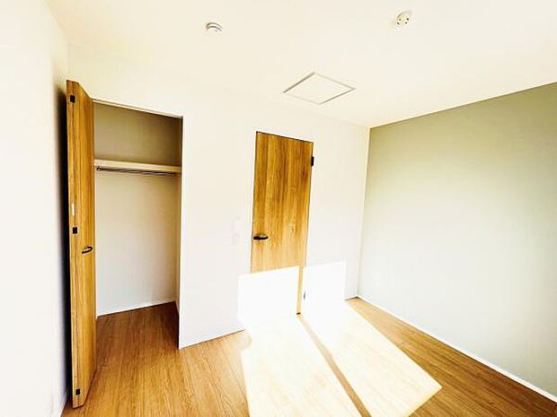 木の温もりが優しいフローリングの収納スペース付き洋室です。