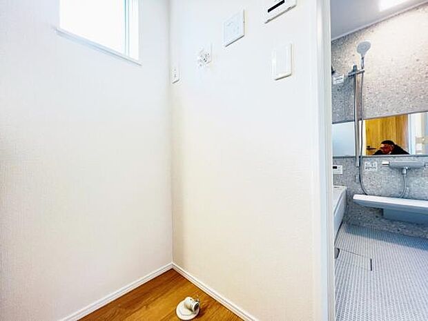 ランドリースペースです。身支度を整えながら洗濯機の操作を行えます。