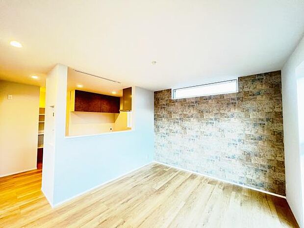 お食事中もキッチンと会話が楽しめるダイニングスペース。