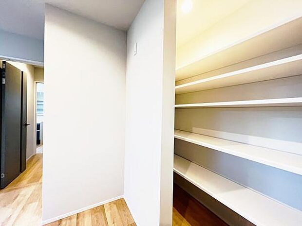 いつでもお部屋をスッキリお使い頂ける収納スペースを設置。