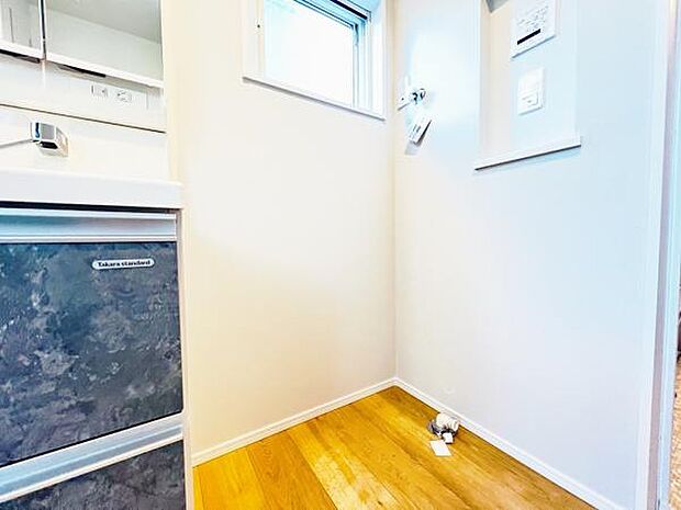 ランドリースペースです。身支度を整えながら洗濯機の操作を行えます。