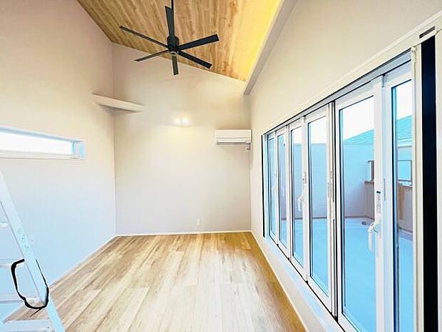 家族団らんの場所としてゆったりと居心地の良いリビングです。