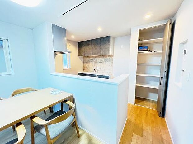 お食事中もキッチンと会話が楽しめるダイニングスペース。