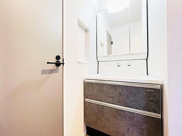 洗面化粧台です。朝の身支度から1日が始まります。