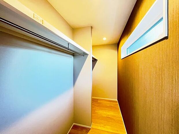 ウォークインクローゼットがあり収納スペースも豊富。季節物もスッキリ片付きそうです。