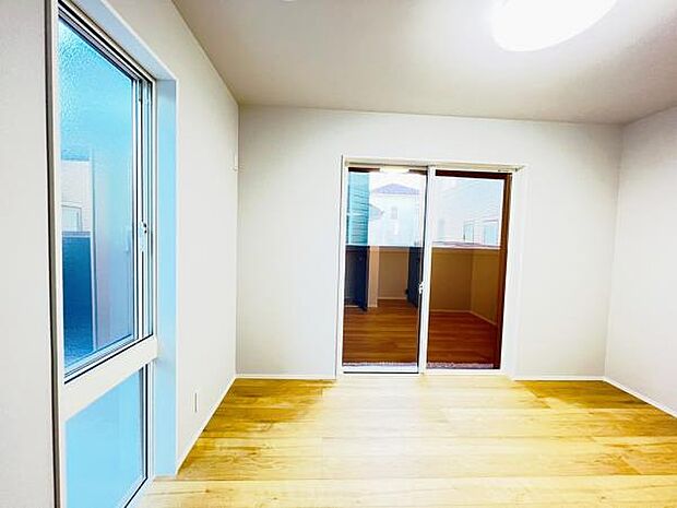 2面採光を確保した室内は、明るく風通しも良く、大変居心地の良い空間となっております。