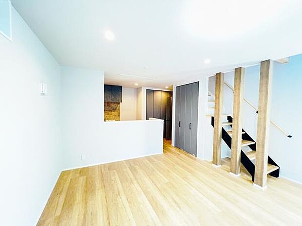 お食事中もキッチンと会話が楽しめるダイニングスペース。