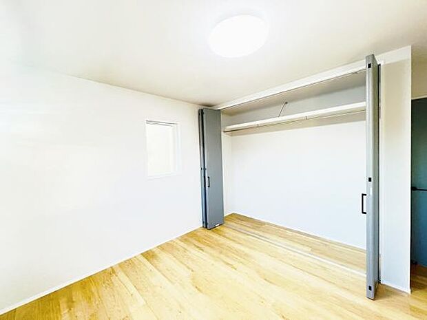 約7.3帖の主寝室スペースです。お子様が小さいうちは一緒に就寝できますね。