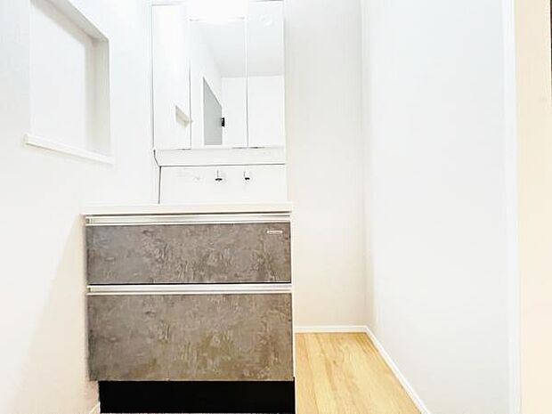 洗面化粧台です。朝の身支度から1日が始まります。