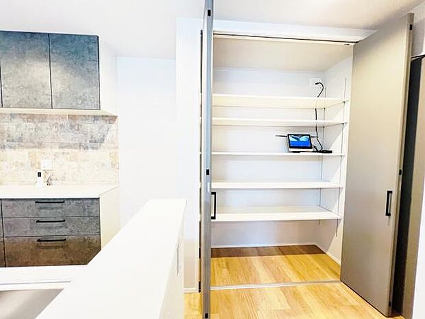 キッチン横に収納があるのでパントリーとしてお使いいただけます。