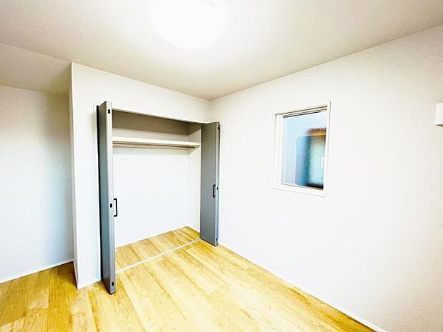 木の温もりが優しいフローリングの収納スペース付き洋室です。