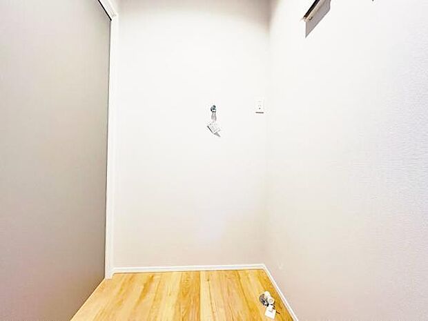 ランドリースペースです。身支度を整えながら洗濯機の操作を行えます。