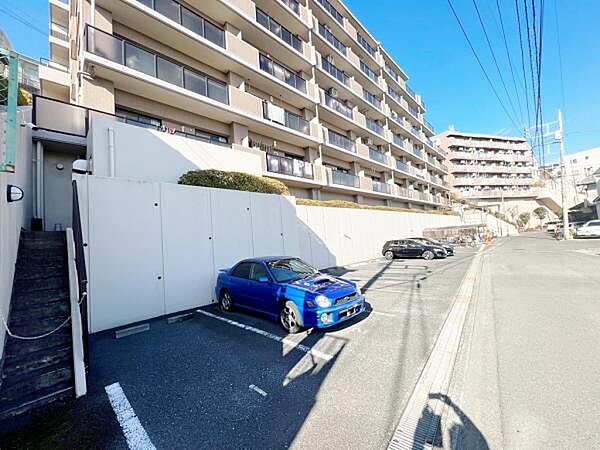 駐車場ももちろん完備しておりますのでお車所有の方にも心強いです。
