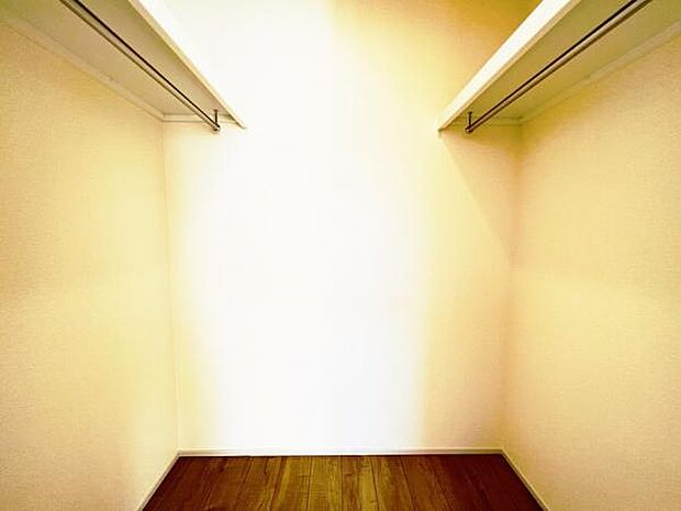 ウォークインクローゼットがあり収納スペースも豊富。季節物もスッキリ片付きそうです。