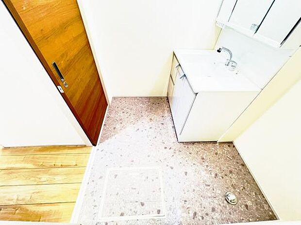 脱衣所は小さなお子様がいるご家庭にも重宝されます。