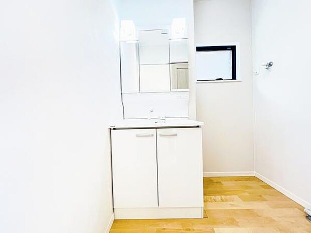 洗面化粧台です。朝の身支度から1日が始まります。