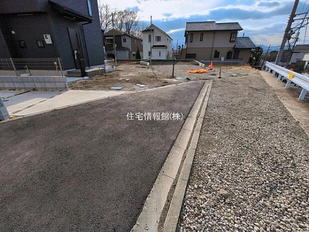 前面道路を含めた現地写真です。
