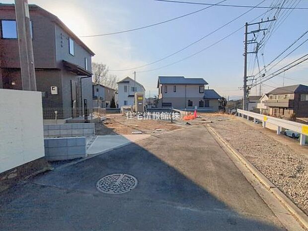 前面道路を含めた現地写真です。