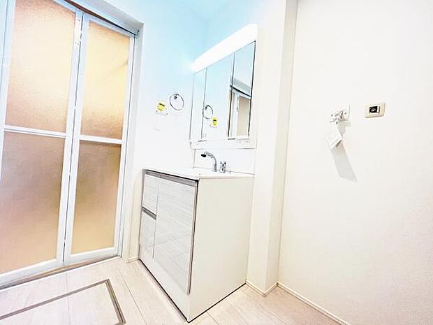 洗面化粧台です。朝の身支度から1日が始まります。