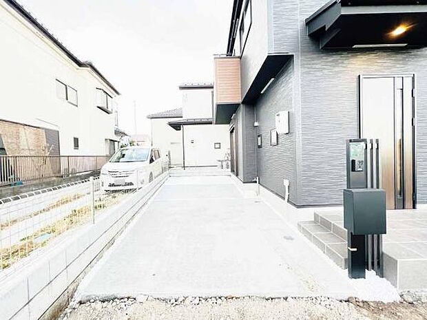 駐車場ももちろん完備しておりますのでお車所有の方にも心強いです。