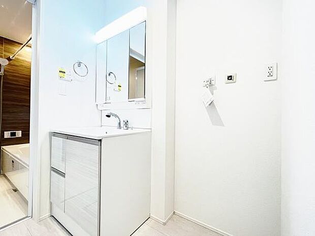 ランドリースペースです。身支度を整えながら洗濯機の操作を行えます。
