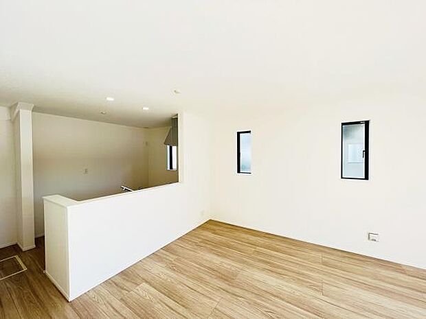 お食事中もキッチンと会話が楽しめるダイニングスペース。