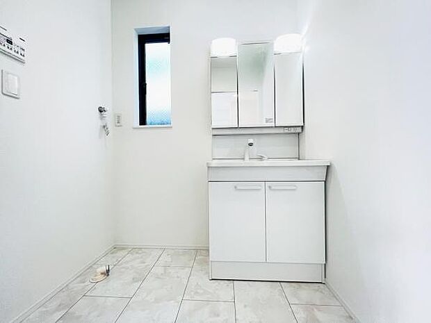 洗面化粧台です。朝の身支度から1日が始まります。