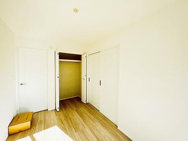 木の温もりが優しいフローリングの収納スペース付き洋室です。