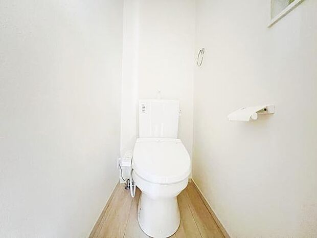 シャワー洗浄機能付のトイレは、清潔感が印象的な空間ですね。