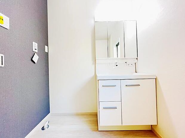 洗面化粧台です。朝の身支度から1日が始まります。