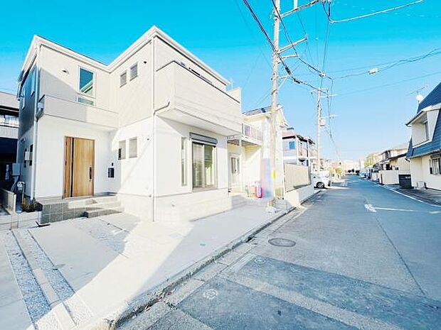 前面道路を含めた現地写真です。