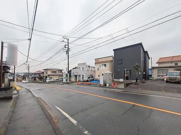 前面道路を含めた現地写真です。