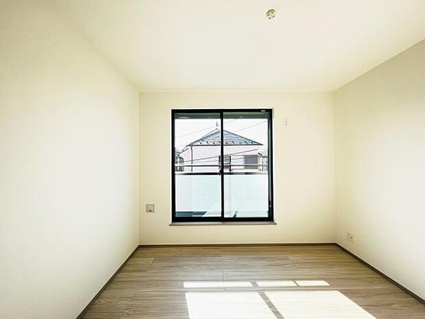 洋室は、風通しが良く明るく快適な空間です。ゆったりと読書など、趣味にも没頭できプライベート時間もお寛ぎ頂けそうです。