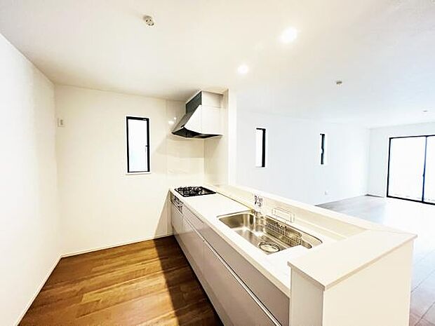 お食事中もキッチンと会話が楽しめるダイニングスペース。