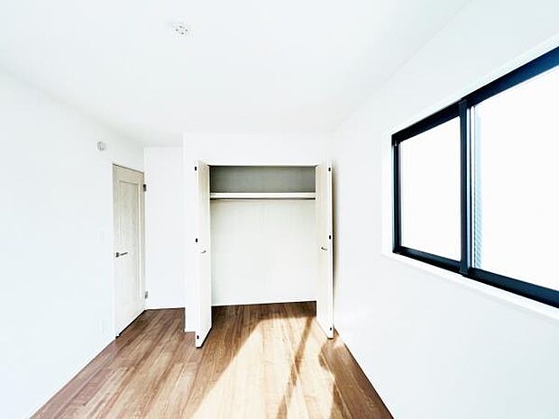 明るい広々とした主寝室でご家族ゆっくりお休みになれますね。