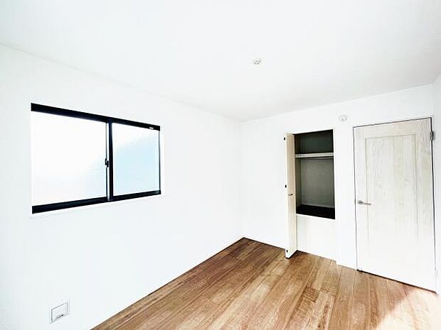 木の温もりが優しいフローリングの収納スペース付き洋室です。