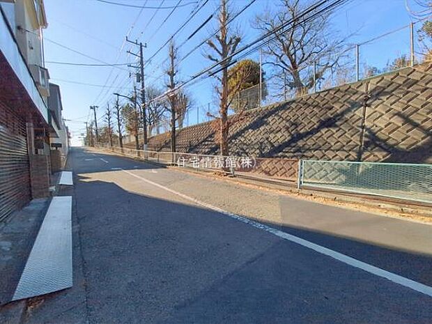 前面道路を含めた現地写真です。