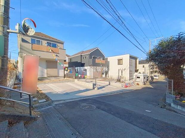 前面道路を含めた現地写真です。