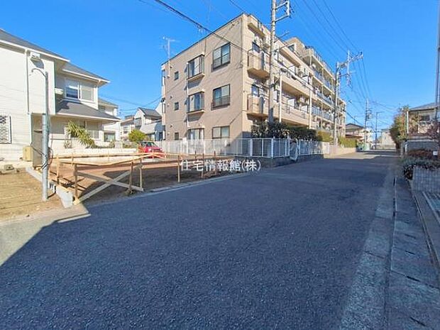 前面道路を含めた現地写真です。