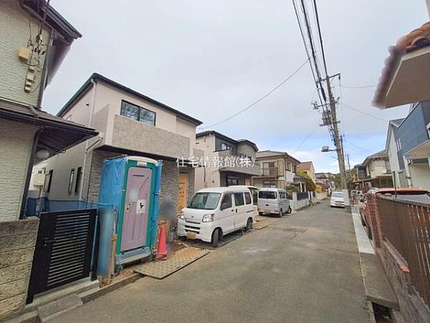 前面道路を含めた現地写真です。