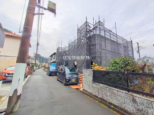 前面道路を含めた現地写真です。