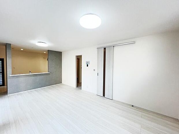 お食事中もキッチンと会話が楽しめるダイニングスペース。