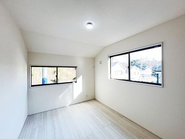 明るい広々とした主寝室でご家族ゆっくりお休みになれますね。