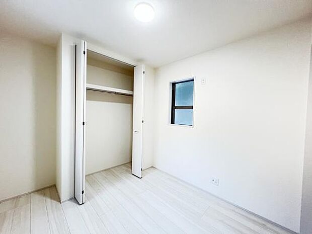 いつでもお部屋をスッキリお使い頂ける収納スペースを設置。