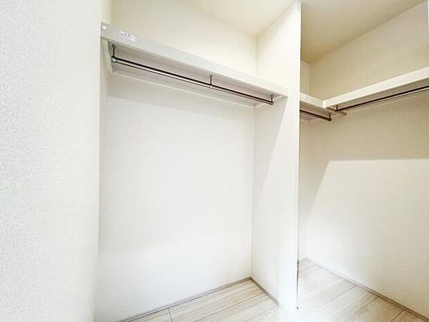 ウォークインクローゼットがあり収納スペースも豊富。季節物もスッキリ片付きそうです。