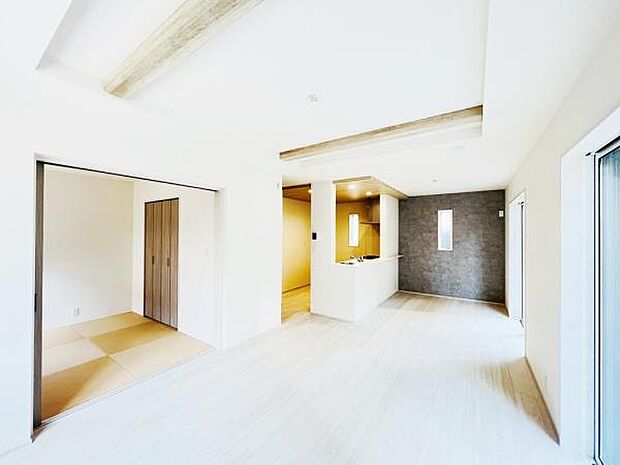 リビングダイニングになります。ご家族そろっての素敵な空間になりそうですね。