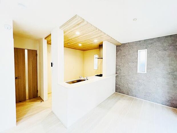 お食事中もキッチンと会話が楽しめるダイニングスペース。