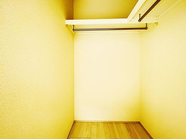 ウォークインクローゼットがあり収納スペースも豊富。季節物もスッキリ片付きそうです。